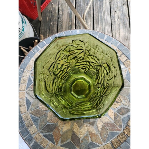 Vintage 1930’s-40’s Anchor Hocking Green Harvest Grape Pattern 8-Sided Wide Vase - Picture 2 of 7